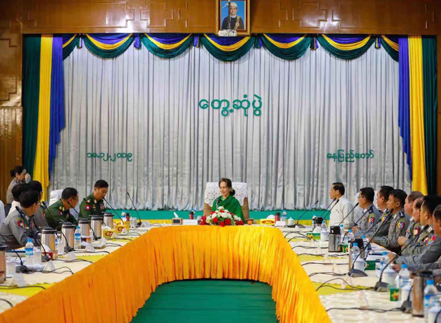 နိုင်ငံတော်၏အတိုင်ပင်ခံပုဂ္ဂိုလ် မြန်မာနိုင်ငံ ရဲတပ်ဖွဲ့ ရဲချုပ်နှင့် ရဲအရာရှိကြီးများအား တွေ့ဆုံဆွေးနွေးစဉ်(အတိုင်ပင်ခံရုံး)