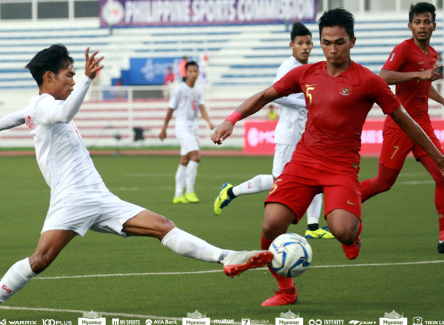 ဖိလစ်ပိုင်နိုင်ငံက အိမ်ရှင်အဖြစ် လက်ခံကျင်းပခဲ့သည် အကြိမ် ၃၀ မြောက် အရှေ့တောင်အာရှ အားကစားပြိုင်ပွဲ (ဆီးဂိမ်းစ်)၊ အမျိုးသား ဘောလုံးပြိုင်ပွဲ ဆီမီးဖိုင်နယ်ပွဲစဉ်ကို ဒီဇင်ဘာလ ၇ ရက်နေ့က မြန်မာယူ-၂၂ အသင်းနှင့် အင်ဒိုနီးရှားယူ-၂၂ အသင်းတို့ ယှဉ်ပြိုင်ကစား နေကြစဉ် (ဓာတ်ပုံ- MFF)