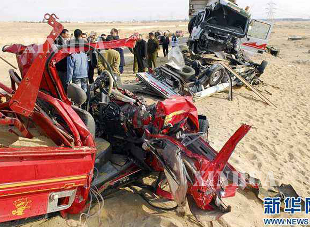 အီဂျစ်နိုင်ငံတွင် ဖြစ်ပွားခဲ့သည့် ယာဉ်မတော်တဆမှုတစ်ခုအား တွေ့ရစဉ်(ဆင်ဟွာ)