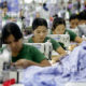ပြည်တွင်းအထည်ချုပ်လုပ်ငန်းတစ်ခု၌ အလုပ်သမားများ အလုပ်လုပ်ကိုင်နေစဉ်(ဆင်ဟွာ)