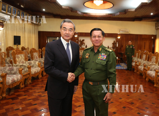 မြန်မာ့ တပ်မတော်ကာကွယ်ရေးဦးစီးချုပ် ဗိုလ်ချုပ်မှူးကြီး မင်းအောင်လှိုင်နှင့် တရုတ်နိုင်ငံ နိုင်ငံတော်ကောင်စီဝင်နှင့်နိုင်ငံခြားရေးဝန်ကြီး ဝမ်ရိ ရင်းနှီးစွာ လက်ဆွဲနှုတ်ဆက်စဉ် (ဆင်ဟွာ)