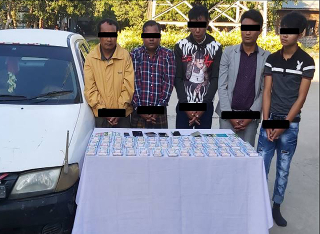ငွေစက္ကူ အတုများနှင့် ဖမ်းဆီးရမိသူများအား တွေ့ရစဉ်(ဓာတ်ပုံ - Ministry of Home Affairs, Myanmar)