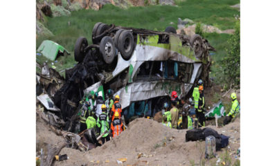 ချီလီနိုင်ငံတွင် ခရီးသည်တင် ဘတ်စ်ကားတစ်စီး ချောက်ထဲပြုတ်ကျနေသည်ကို တွေ့ရစဉ် (ဓာတ်ပုံ-အင်တာနက်)