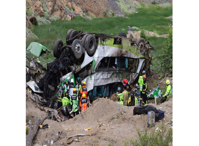 ချီလီနိုင်ငံတွင် ခရီးသည်တင် ဘတ်စ်ကားတစ်စီး ချောက်ထဲပြုတ်ကျနေသည်ကို တွေ့ရစဉ် (ဓာတ်ပုံ-အင်တာနက်)