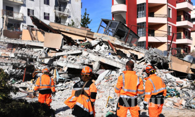 အယ်လ်ဘေးနီးယား နိုင်ငံ တွင် နိုဝင်ဘာ ၂၆ ရက် ၌ ပြင်းအား ၆.၄ အဆင့်ရှိ ငလျင် လှုပ်ခတ် ပြီးနောက် အဆောက်အဦ ပြိုလှဲသွားသည် ကို မြင်တွေ့ရစဉ်(ဆင်ဟွာ)