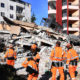 အယ်လ်ဘေးနီးယား နိုင်ငံ တွင် နိုဝင်ဘာ ၂၆ ရက် ၌ ပြင်းအား ၆.၄ အဆင့်ရှိ ငလျင် လှုပ်ခတ် ပြီးနောက် အဆောက်အဦ ပြိုလှဲသွားသည် ကို မြင်တွေ့ရစဉ်(ဆင်ဟွာ)