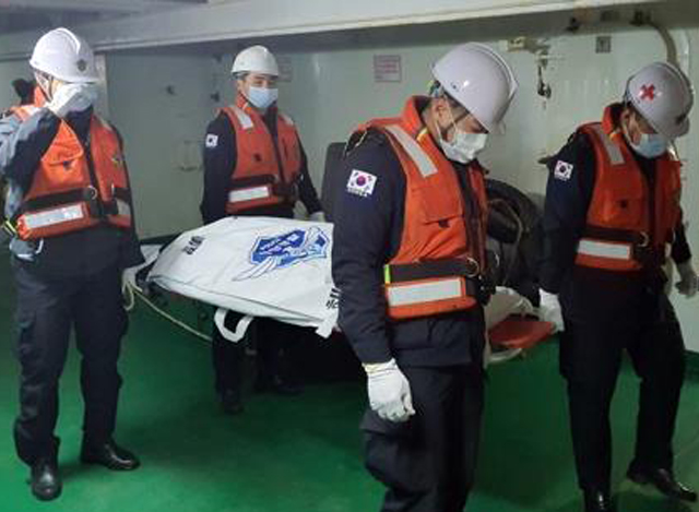 “Daeseong” သင်္ဘောနစ်မြုပ်မှုတွင် သေဆုံးသူရုပ်အလောင်းကို သယ်ဆောင်လာစဉ် (ဓာတ်ပုံ-အင်တာနက်)