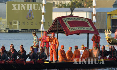 ထိုင်းနိုင်ငံ ဘုရင် ဗာဂျီရယ်လောင်ကွန်း၏ ထိုင်းတော်ဝင်ဖောင်တော်ဖြင့် တိုင်းခန်းလှည့်လည်ခြင်း အခမ်းအနားအား မြင်တွေ့ရစဉ် (ဆင်ဟွာ)