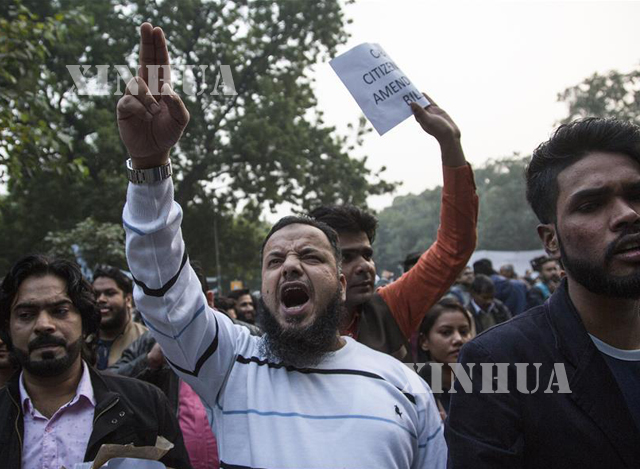 အိန္ဒိယနိုင်ငံ၌ နိုင်ငံသားဖြစ်ခွင့်ဥပဒေပြဌာန်းချက်အပေါ် ကန့်ကွက်ဆန့်ပြနေကြသူများအားတွေ့ရစဉ်(ဆင်ဟွာ)