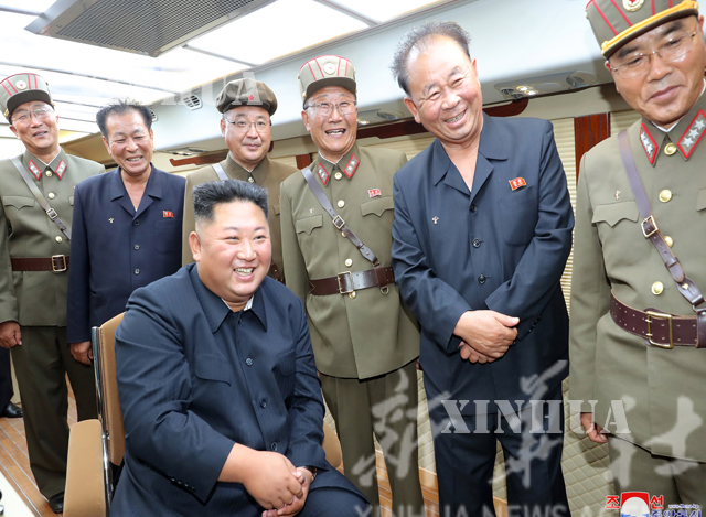 မြောက်ကိုရီးယားနိုင်ငံထိပ်တန်းခေါင်းဆောင်ကင်ဂျုံအန် နှင့် စစ်ဗိုလ်ချုပ်ကြီးများအားအတူတကွ တွေ့ရစဉ်(ဆင်ဟွာ)