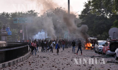 အတ်တာပရာဒက်ရှ် ပြည်နယ် မြို့တော်လပ်နောင်း ၌လည်း ဒီဇင်ဘာလ ၁၉ ရက်က ဆန္ဒပြမှုများအတွင်းဆန္ဒပြသမားများကကားတစ်စီးကို မီးရှို့ဖျက်ဆီးကာကျောက်ခဲများဖြင့်ပစ်ပေါက ် နေသည်ကိုတွေ့ ရစဉ်(ဆင်ဟွာ)