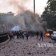 အတ်တာပရာဒက်ရှ် ပြည်နယ် မြို့တော်လပ်နောင်း ၌လည်း ဒီဇင်ဘာလ ၁၉ ရက်က ဆန္ဒပြမှုများအတွင်းဆန္ဒပြသမားများကကားတစ်စီးကို မီးရှို့ဖျက်ဆီးကာကျောက်ခဲများဖြင့်ပစ်ပေါက ် နေသည်ကိုတွေ့ ရစဉ်(ဆင်ဟွာ)