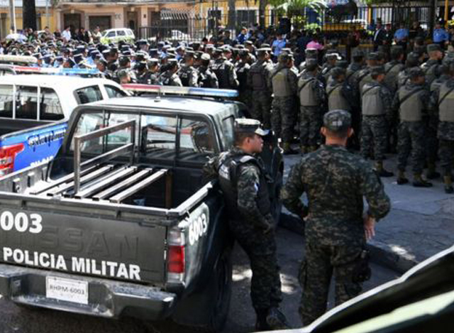 ပဋိပက္ခဖြစ်ပွားသော ဟွန်ဒူးရပ်စ်နိုင်ငံ အကျဉ်းထောင်သို့ လုံခြုံရေးတပ်ဖွဲ့ဝင်များရောက်ရှိလာစဉ်(ဓာတ်ပုံ-အင်တာနက်)