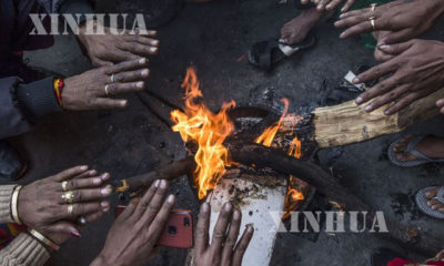 အိန္ဒိယ နိုင်ငံ ဒေလီမြို့၌ ဒီဇင်ဘာ ၂၇ ရက် နံနက်ပိုင်းတွင် မီးလှုံနေသူများအား တွေ့ရစဉ်(ဆင်ဟွာ)