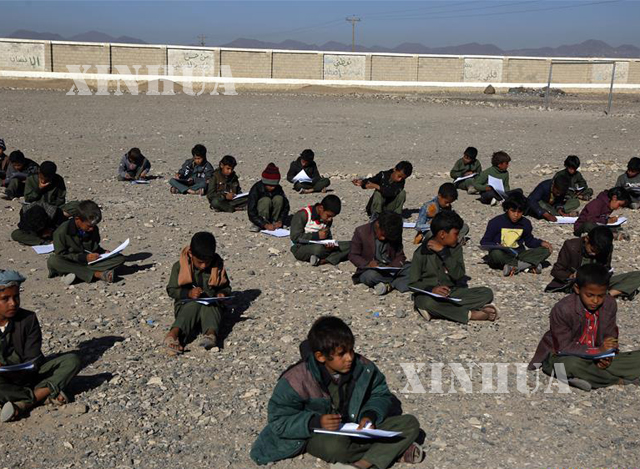 စာသင်ခန်းမရှိ၍ ကွင်းပြင်၌ စာသင်နေရသော ယီမင်ကျောင်းသားများအားတွေ့ရစဉ်(ဆင်ဟွာ)