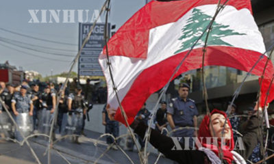 လက်ဘနွန် နိုင်ငံ အလံကို ကိုင်ဆောင် ဆန္ဒပြသူ တစ်ဉီးအား နိုဝင်ဘာလ အတွင်းက တွေ့ရစဉ်(ဆင်ဟွာ)