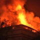 အိန္ဒိယနိုင်ငံဒေလီမြို့၌ ယနေ့နံနက် မီးလောင်မှုဖြစ်ပွားသော အဆောက်အဦအားတွေ့ရစဉ် (ဓါတ်ပုံ-အင်တာနက်)