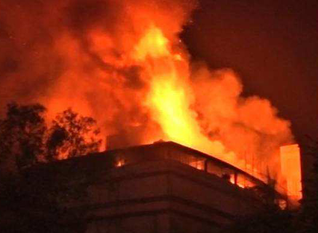 အိန္ဒိယနိုင်ငံဒေလီမြို့၌ ယနေ့နံနက် မီးလောင်မှုဖြစ်ပွားသော အဆောက်အဦအားတွေ့ရစဉ် (ဓါတ်ပုံ-အင်တာနက်)