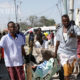 ဆိုမာလီယာနိုင်ငံ မိုဂါဒစ်ရှူးမြို့၌ ဒီဇင်ဘာ ၂၈ ရက်တွင် ဖြစ်ပွားသော ဗုံးခွဲတိုက်ခိုက်မှုအတွင်း ဒဏ်ရာရသူများအား ကယ်ဆယ်ရေးဆောင်ရွက်နေစဉ်(ဆင်ဟွာ)