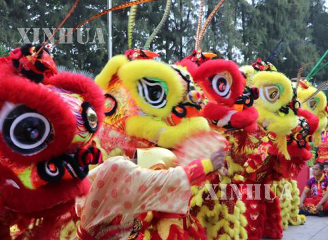 ကမ္ဘောဒီးယားနိုင်ငံ ဖနွမ်းပင်မြို့တွင် တရုတ်နှစ်သစ်ကူးပွဲတော်၌ ခြင်္သေ့အကအလှများဖြင့် ဖျော်ဖြေနေစဉ် (ဆင်ဟွာ)