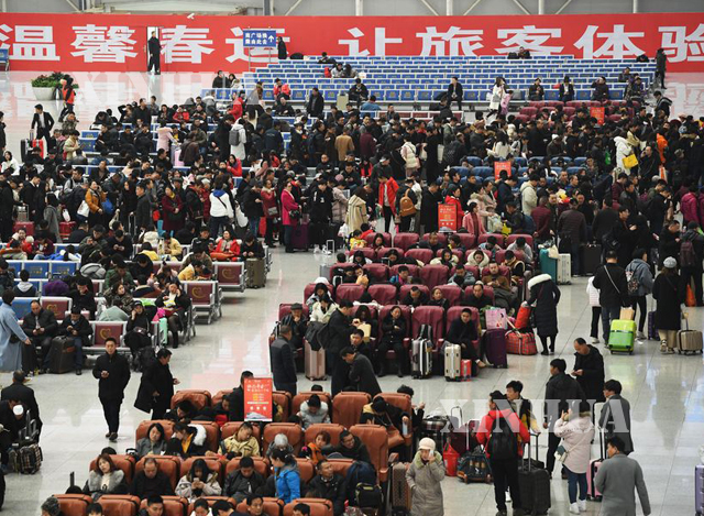 တရုတ် နိုင်ငံရှိ မီးရထား ဘူတာရုံ တစ်ခုတွင် ၂၀၁၉ ခုနှစ် ဖေဖော်ဝါရီလ အတွင်းက ခရီးသွားလာရန် စောင့်ဆိုင်းနေသည့် ခရီးသည်များအား တွေ့ရစဉ်(ဆင်ဟွာ)
