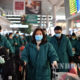 ကိုရိုနာဗိုင်းရပ်စ် ထိန်းချုပ်ရေးကြိုးပမ်းမှုတွင် ကူညီရန် ဆေးဘက်ဆိုင်ရာအဖွဲ့ဝင်များ ဝူဟန်သို့ ထွက်ခွာရန် ဇန်နဝါရီ ၂၆ ရက်က တွေ့ရစဉ် (ဆင်ဟွာ)