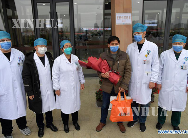 တရုတ်နိုင်ငံ ကျန်းရှီးပြည်နယ်တွင် ကိုရိုနာဗိုင်းရပ်စ်ဝေဒနာရှင်တစ်ဦး ရောဂါသက်သာ၍ ဆေးရုံမှ ဆင်းခွင့်ပြုစဉ်(ဆင်ဟွာ)