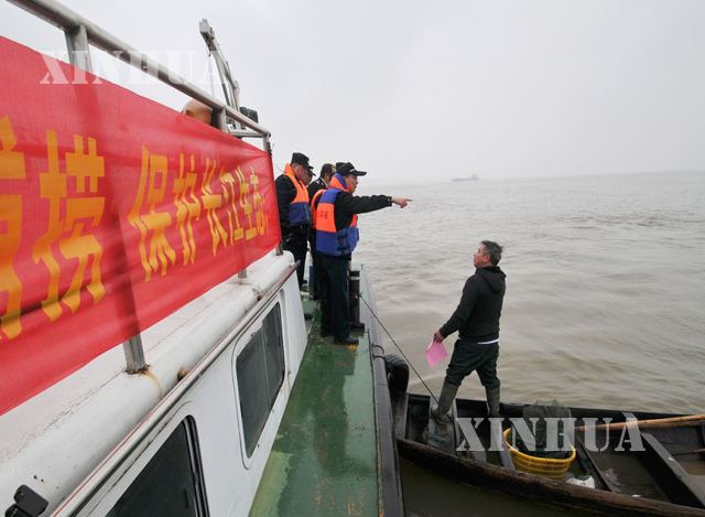 တရုတ်နိုင်ငံ ယန်ဇီမြစ်အတွင်း ငါးဖမ်းခြင်းကို ကင်းလှည့်စောင့်ကြည့်နေသည့် တာဝန်ရှိသူများအား တွေ့ရစဉ် (ဆင်ဟွာ)