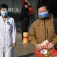 တရုတ်နိုင်ငံ ပေကျင်းမြို့တွင် ကိုရိုနာဗိုင်းရပ်စ်ကူးစက်ခံရသည့်လူနာ ဝမ်ကွမ်းဖာအား ရောဂါပျောက်ကင်း၍ ဆေးရုံမှ ဆင်းခွင့်ပြုစဉ် (ဆင်ဟွာ)