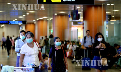 ရန်ကုန် အပြည်ပြည်ဆိုင်ရာ လေဆိပ်၌ ခရီးသည်များအား တွေ့ရစဉ်(ဆင်ဟွာ)