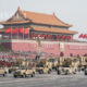 တရုတ်နိုင်ငံထူထောင်ခြင်း နှစ် ၇၀ ပြည့်အခမ်းအနား၌ စစ်ရေးပြချီတက်မှုပြုလုပ်နေစဉ်(ဆင်ဟွာ)