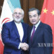 တရုတ်နိုင်ငံတော်ကောင်စီဝင်နှင့်နိုင်ငံခြားရေးဝန်ကြီး ဝမ်ရိ နှင့် အီရန်နိုင်ငံခြားရေးဝန်ကြီးမိုဟာမက် ဂျာဗတ် ဇာရစ်ဖ်အား တွေ့ရစဉ်(ဆင်ဟွာ)
