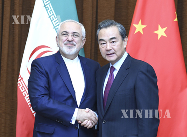 တရုတ်နိုင်ငံတော်ကောင်စီဝင်နှင့်နိုင်ငံခြားရေးဝန်ကြီး ဝမ်ရိ နှင့် အီရန်နိုင်ငံခြားရေးဝန်ကြီးမိုဟာမက် ဂျာဗတ် ဇာရစ်ဖ်အား တွေ့ရစဉ်(ဆင်ဟွာ)