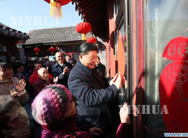 တရုတ်နှစ်သစ်ကူးကာလ ၂၀၁၉ ခုနှစ် ဖေဖော်ဝါရီ ၁ ရက်တွင် တရုတ်နိုင်ငံ ကွန်မြူနစ်ပါတီဗဟိုကော်မတီအထွေထွေအတွင်းရေးမှူး နှင့် ဗဟိုစစ်ကော်မရှင်ဥက္ကဋ္ဌ သမ္မတရှီကျင့်ဖိန် ပေကျင်းမြို့လယ်ရှိ Qianmen အိမ်ယာသို့သွားရောက်လည်ပတ်၍ ဒေသခံများနှင့်တွေ့ဆုံစဉ်(ဆင်ဟွာ)