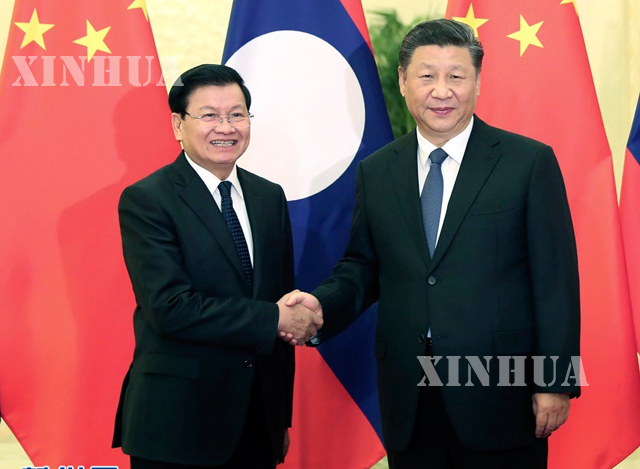 တရုတ်နိုင်ငံ သမ္မတ ရှီကျင့်ဖိန်နှင့် လာအိုနိုင်ငံ ဝန်ကြီးချုပ် သောင်စွန်းစီဆိုလစ်သ်တို့ ဇန်နဝါရီ ၆ ရက်က ပြည်သူ့ခန်းမကြီးတွင် တွေ့ဆုံစဉ်(ဆင်ဟွာ)