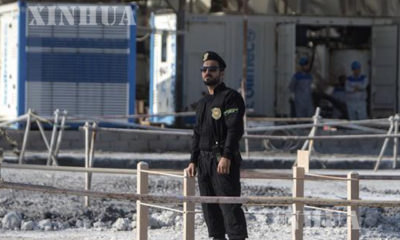 အီရန်နိုင်ငံတောင်ပိုင်း Bushehr နျူကလီးယားဓာတ်ပေါင်းဖို ရှေ့တွင် စောင့်ကြပ်နေသော လုံခြုံရေးတပ်ဖွဲ့ဝင်တစ်ဦး အားတွေ့ရစဉ်(ဆင်ဟွာ)