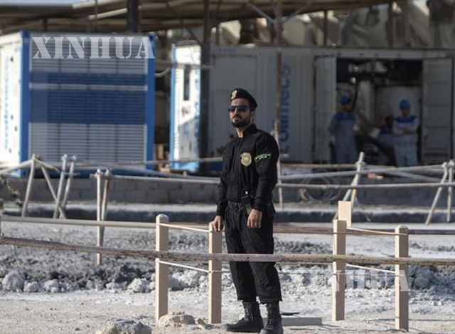အီရန်နိုင်ငံတောင်ပိုင်း Bushehr နျူကလီးယားဓာတ်ပေါင်းဖို ရှေ့တွင် စောင့်ကြပ်နေသော လုံခြုံရေးတပ်ဖွဲ့ဝင်တစ်ဦး အားတွေ့ရစဉ်(ဆင်ဟွာ)