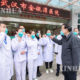 တရုတ်နိုင်ငံဝန်ကြီးချုပ် လီခဲ့ချန် ဟူပေပြည်နယ် ဝူဟန့်မြို့ ကျင်းရင်ထန်ဆေးရုံသို့ သွားရောက်၍ ဆေးကုသရေးဝန်ထမ်းများနှင့်တွေ့ဆုံစဉ်(ဆင်ဟွာ)