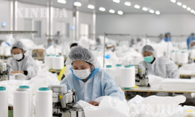 တရုတ်နိုင်ငံရှိ စက်ရုံတစ်ရုံတွင် ကျန်းမာရေးအရ အကာအကွယ်ပေးနိုင်သော အသုံးအဆောင်များချုပ်လုပ်နေသည့် အလုပ်သမားများအား တွေ့ရစဉ် (ဆင်ဟွာ)