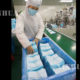 တရုတ်နိုင်ငံ ကျန်းရှီးပြည်နယ် ကျီအန်းမြို့ရှိ နှာခေါင်းစည်းထုတ်လုပ်သည့် စက်ရုံတစ်ခုအား တွေ့ရစဉ် (ဆင်ဟွာ)