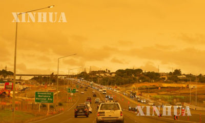 ဩစတြေးလျ တောမီးမှ ထွက်လာသည့် မီးခိုးများကြောင့် နယူးဇီလန်နိုင်ငံ အက်ခ်လန်မြို့ကောင်းကင် လိမ္မော်ရောင်အဖြစ် ပြောင်းလဲသွားသည်ကို တွေ့ရစဉ် (ဆင်ဟွာ)