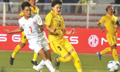 မြန်မာ့လက်ရွှေးစင် အမျိုးသမီးဘောလုံးအသင်းယှဉ်ပြိုင်ကစားနေစဉ် (ဓာတ်ပုံ--မြန်မာ့အလင်း)