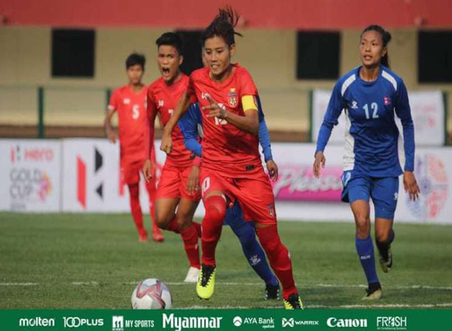 မြန်မာ့လက်ရွေးစင်အမျိုးသမီးဘောလုံးအသင်း ယှဉ်ပြိုင်ကစားနေစဉ် (ဓာတ်ပုံ--MFF)