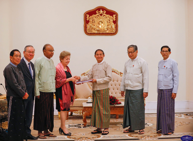 နိုင်ငံတော် သမ္မတထံ လွတ်လပ်သောစုံစမ်းစစ်ဆေးရေးကော်မရှင်အဖွဲ့ (ICOE) က ကော်မရှင်၏ အပြီးသတ် အစီရင်ခံစာ ပေးအပ်စဉ်(ဓာတ်ပုံ - Myanmar President Office )