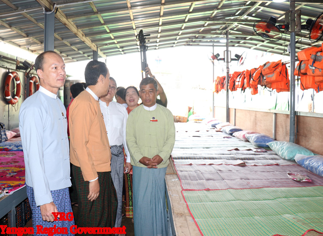 ရန်ကုန်-ကိုကိုးကျွန်း ရေကြောင်းခရီးစဉ် စတင် ပြေးဆွဲခြင်း အခမ်းအနား၌ ဝန်ကြီးချုပ် ဦးဖြိုးမင်းသိန်းနှင့် တာဝန်ရှိသူများ သင်္ဘောပေါ်သို့ လှည့်လည် ကြည့်ရှုစဉ် (ဓာတ်ပုံ - Yangon Region Government)
