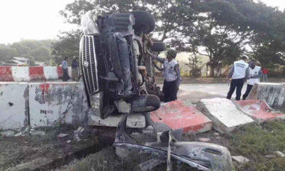 ရန်ကုန်-မန္တလေး အမြန်လမ်းမကြီးတွင် ဖြစ်ပွားခဲ့သည့် ယာဉ်မတော်တဆမှု တစ်ခုအား တွေ့ရစဉ်(အမြန်လမ်းရဲတပ်ဖွဲ့)
