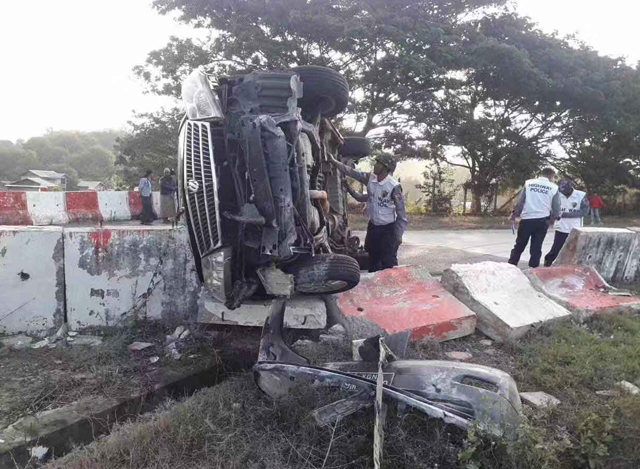 ရန်ကုန်-မန္တလေး အမြန်လမ်းမကြီးတွင် ဖြစ်ပွားခဲ့သည့် ယာဉ်မတော်တဆမှု တစ်ခုအား တွေ့ရစဉ်(အမြန်လမ်းရဲတပ်ဖွဲ့)