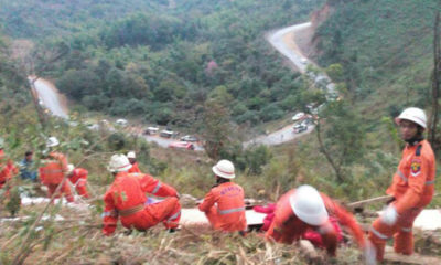 တောင်အောက်သို့ ပြုတ်ကျ တိမ်းမှောက်သွားသည့် ယာဉ်အား မီးသတ် တပ်ဖွဲ့ဝင်များ ရှာဖွေ ကယ်ဆယ်ရေး လုပ်ငန်းများ ဆောင်ရွက်စဉ်(ဓာတ်ပုံ - Myanmar Fire Services Department)
