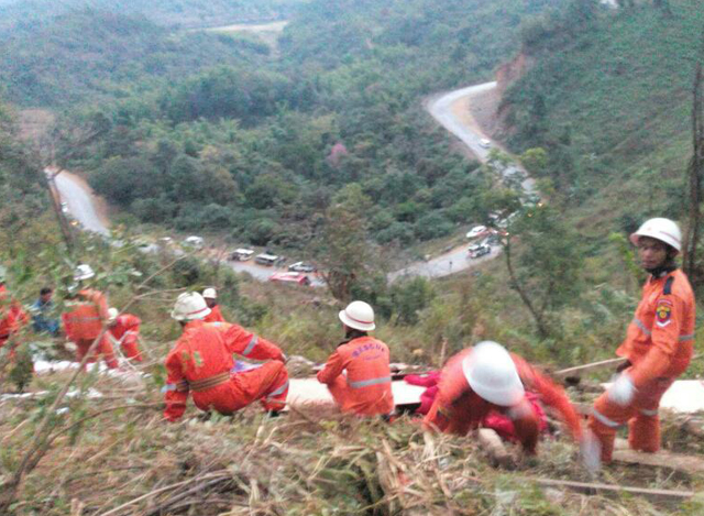 တောင်အောက်သို့ ပြုတ်ကျ တိမ်းမှောက်သွားသည့် ယာဉ်အား မီးသတ် တပ်ဖွဲ့ဝင်များ ရှာဖွေ ကယ်ဆယ်ရေး လုပ်ငန်းများ ဆောင်ရွက်စဉ်(ဓာတ်ပုံ - Myanmar Fire Services Department)