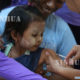 ကာကွယ်ဆေးထိုးနေသော ကလေးငယ်အားတွေ့ရစဉ် (ဆင်ဟွာ)
